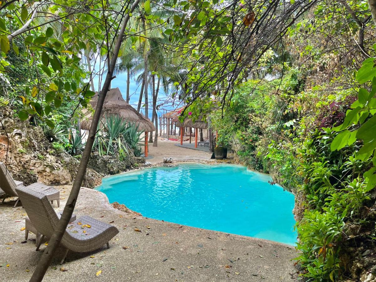 Coco Grove Beach Resort, Siquijor Island Dış mekan fotoğraf The swimming pool at the resort