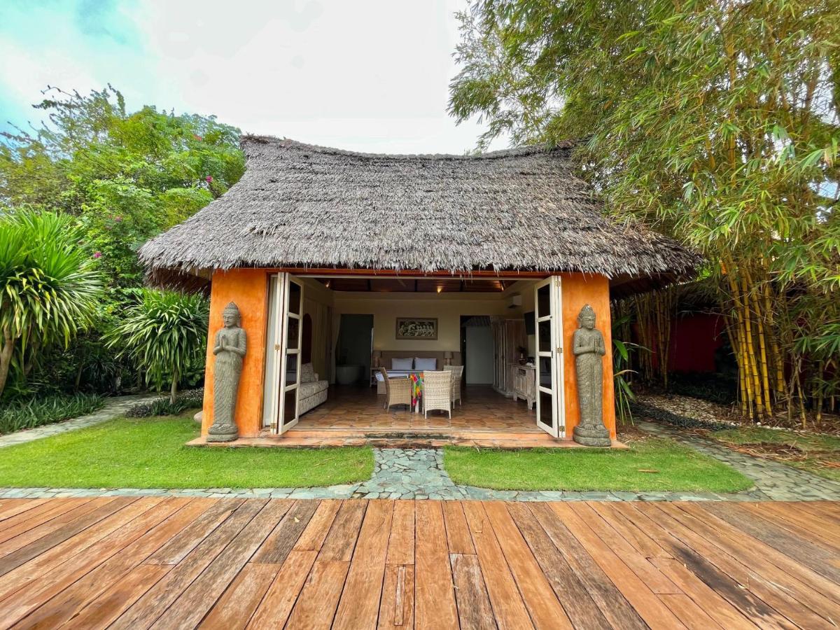 Coco Grove Beach Resort, Siquijor Island Dış mekan fotoğraf A villa at the resort