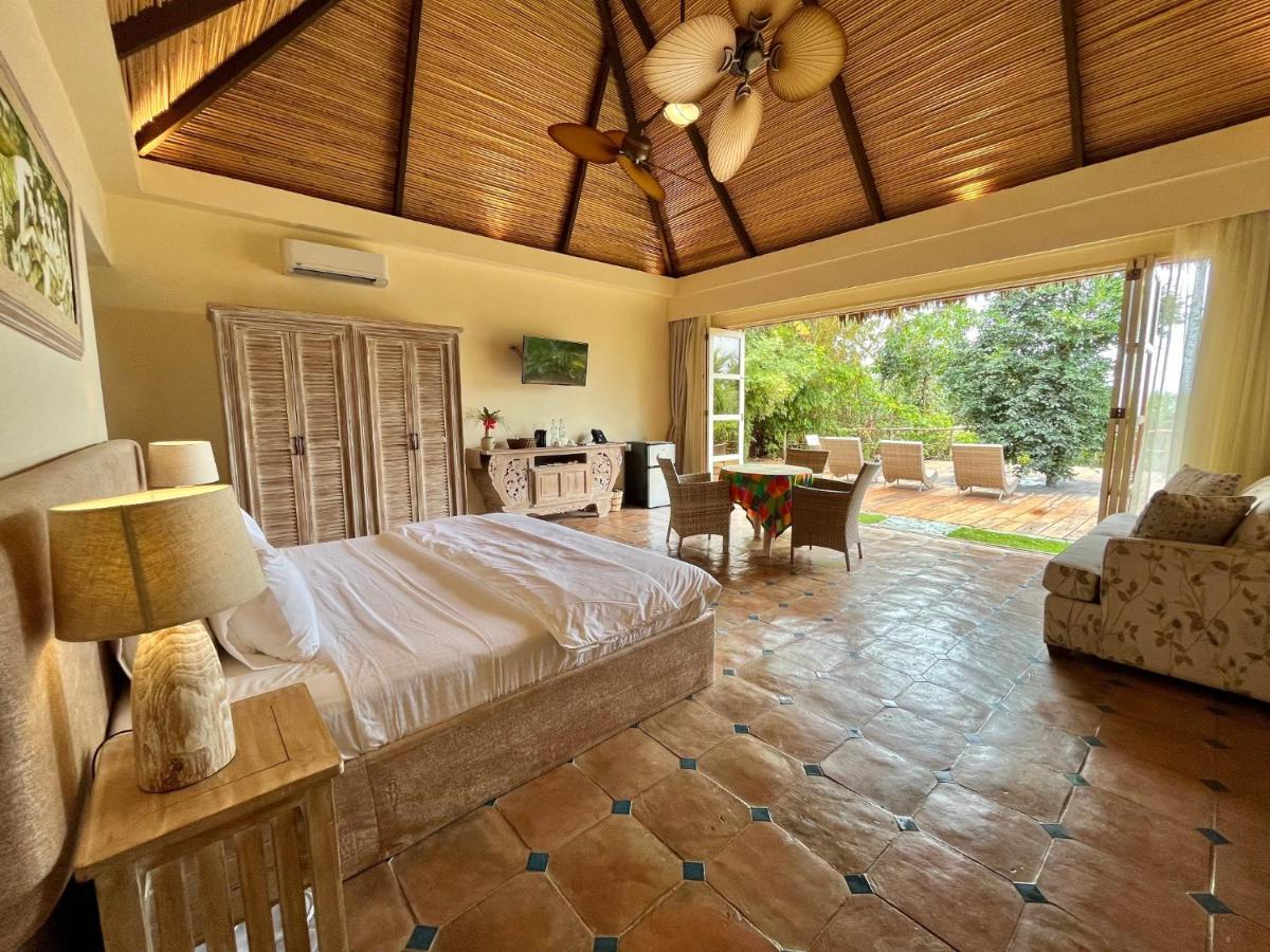 Coco Grove Beach Resort, Siquijor Island Dış mekan fotoğraf A room at the hotel