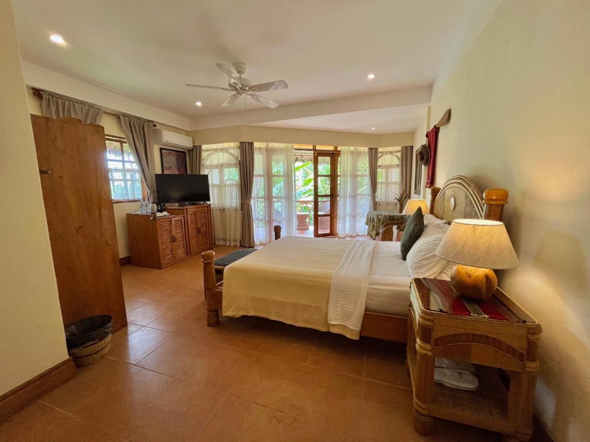 Coco Grove Beach Resort, Siquijor Island Dış mekan fotoğraf A room at the resort