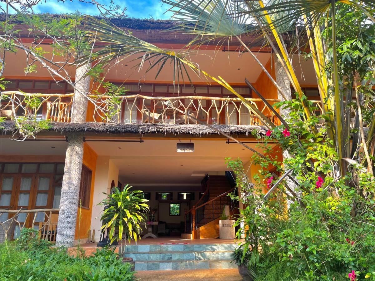 Coco Grove Beach Resort, Siquijor Island Dış mekan fotoğraf The entrance to the hotel