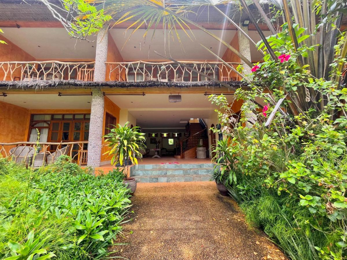 Coco Grove Beach Resort, Siquijor Island Dış mekan fotoğraf The entrance to the hotel