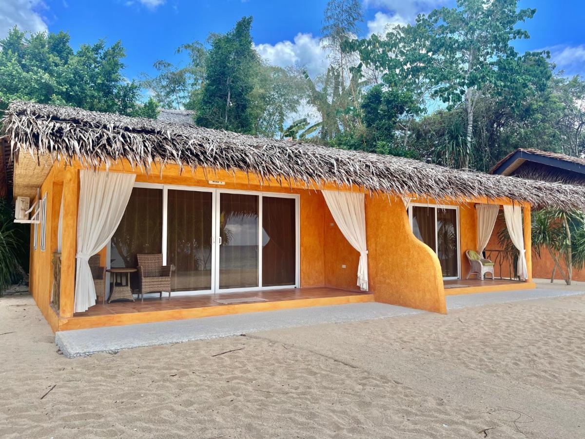 Coco Grove Beach Resort, Siquijor Island Dış mekan fotoğraf The resort's beachfront bungalows