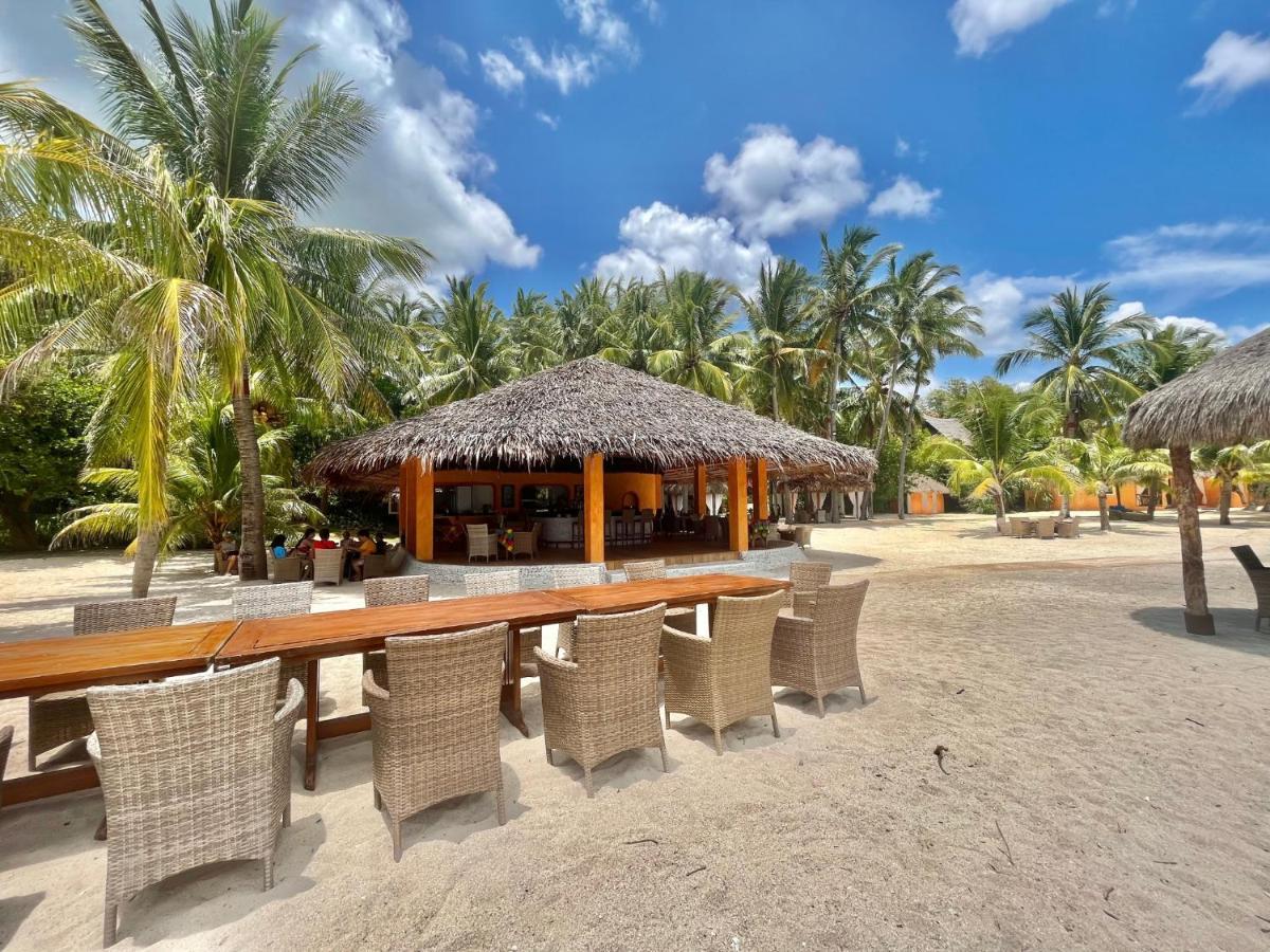 Coco Grove Beach Resort, Siquijor Island Dış mekan fotoğraf The beach bar at the resort