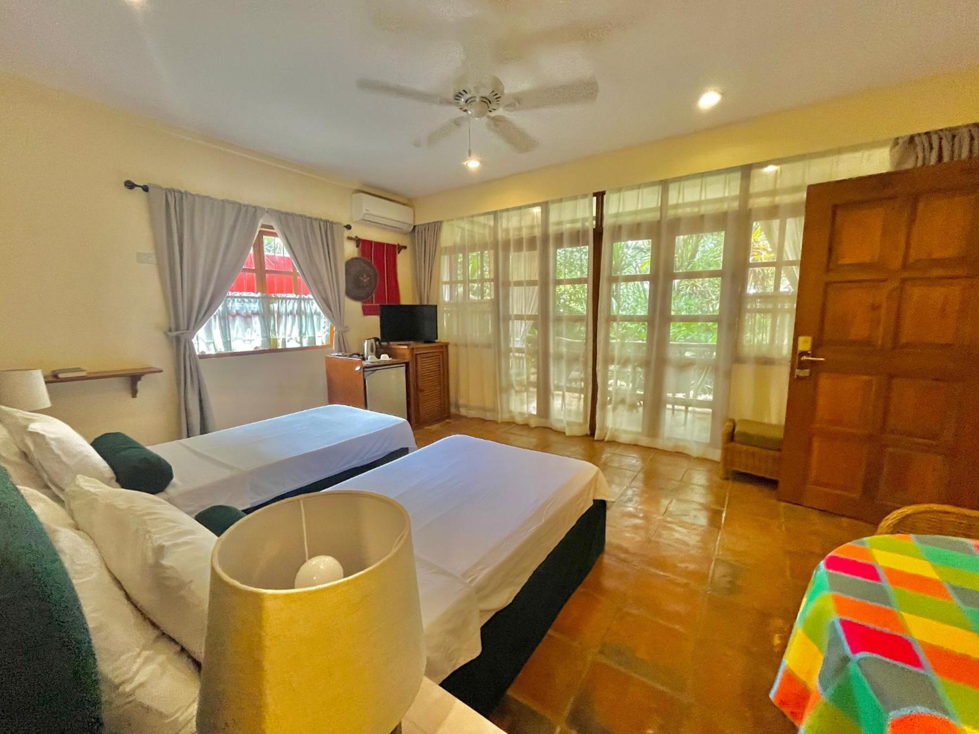 Coco Grove Beach Resort, Siquijor Island Dış mekan fotoğraf A bedroom at the resort