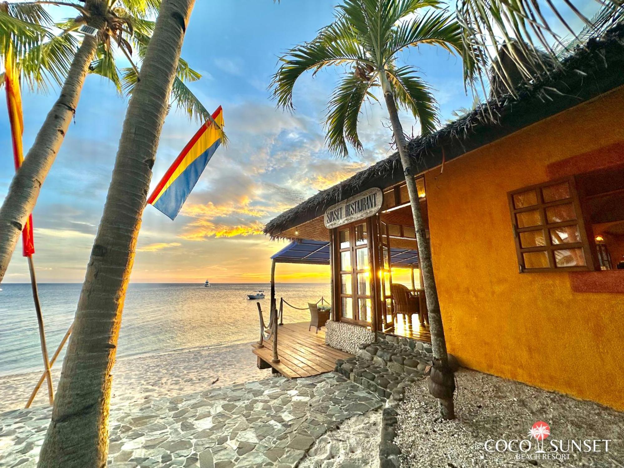 Coco Grove Beach Resort, Siquijor Island Dış mekan fotoğraf Sunset at the beach