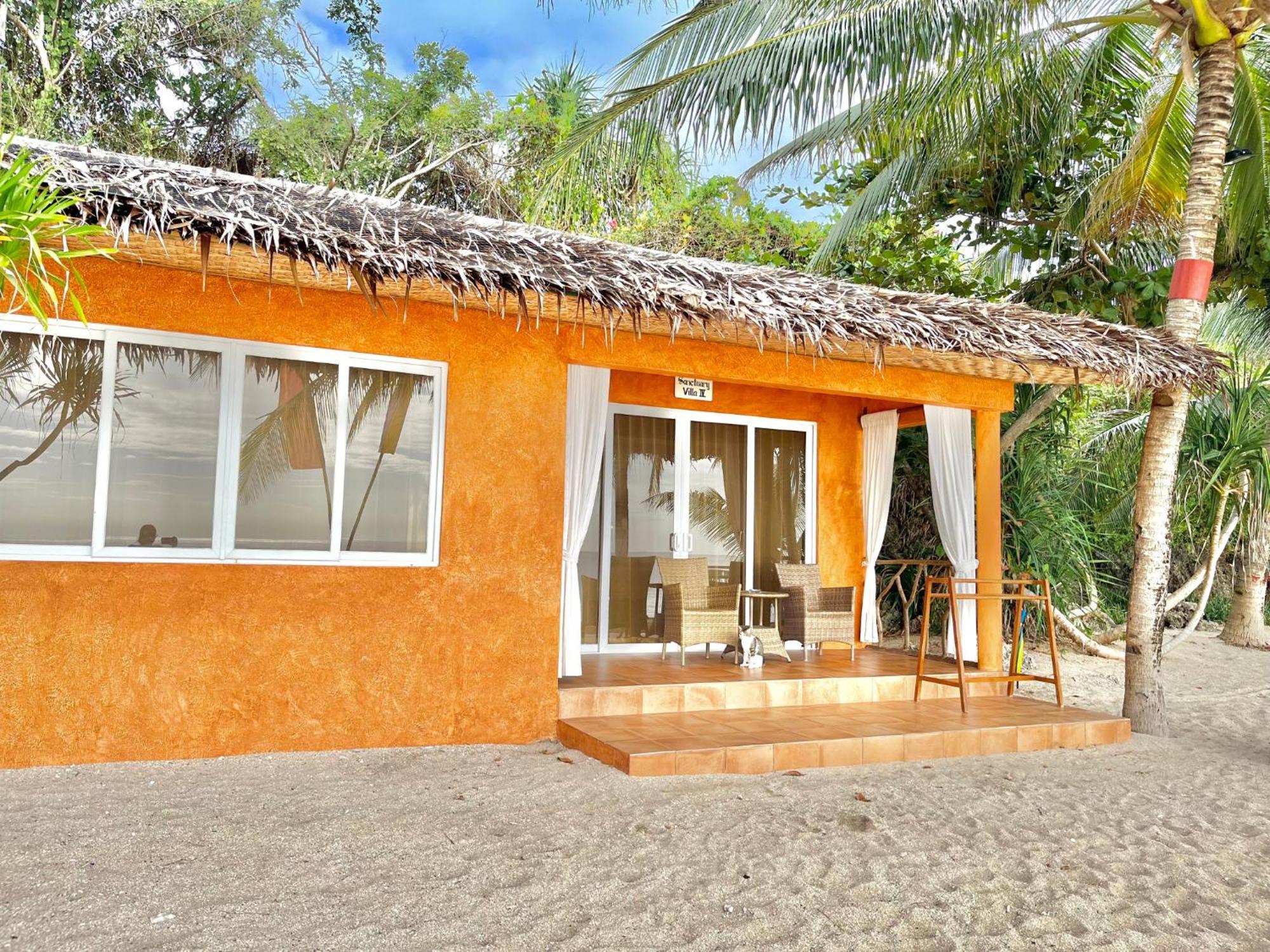 Coco Grove Beach Resort, Siquijor Island Oda fotoğraf Beachfront cottage at the resort