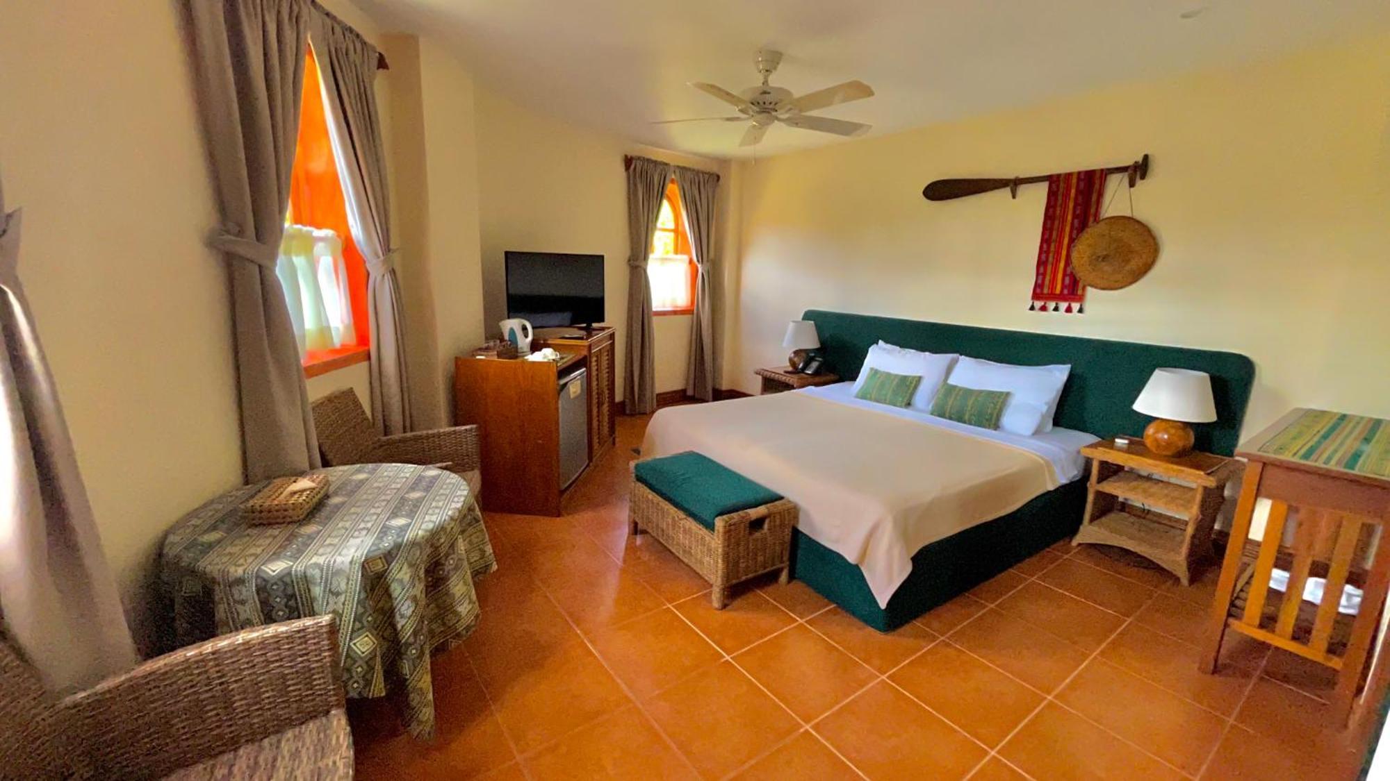Coco Grove Beach Resort, Siquijor Island Oda fotoğraf A room at the hotel