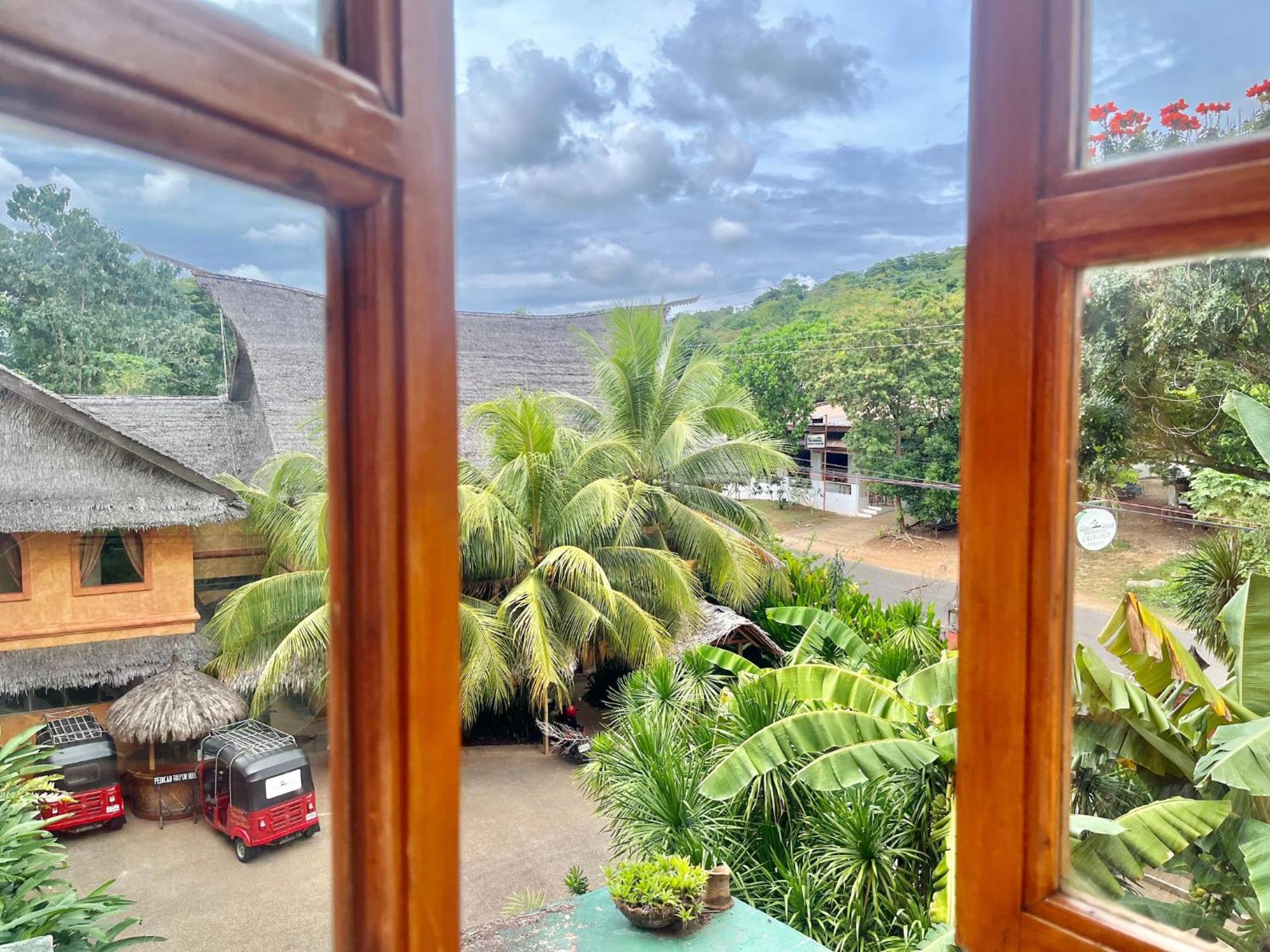 Coco Grove Beach Resort, Siquijor Island Oda fotoğraf View from the window of a guest house in the village of Kumburupiddy