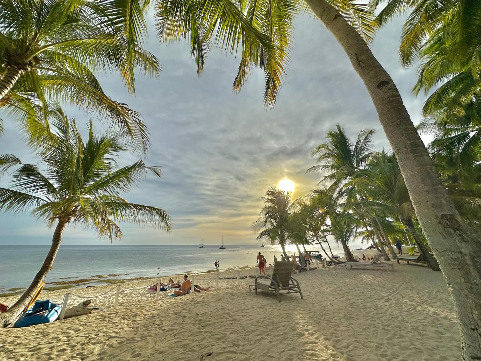 Coco Grove Beach Resort, Siquijor Island Dış mekan fotoğraf Sunset at the beach