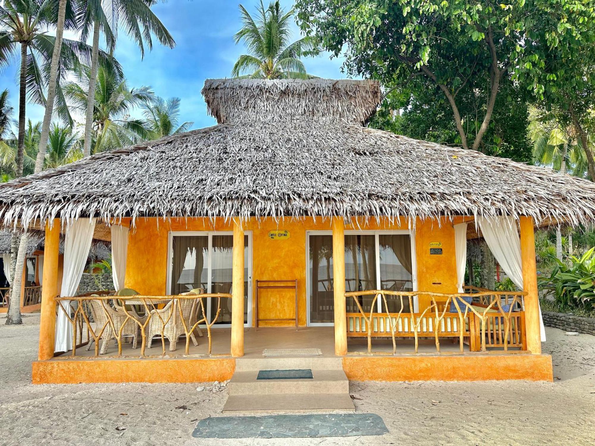 Coco Grove Beach Resort, Siquijor Island Oda fotoğraf The restaurant at the resort